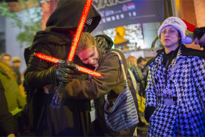 Illustration for article titled The Awesome Cosplay and Excitement of Star Wars: The Force Awakens' Opening Night